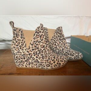 Tom’s Kelsey leopard print wedges